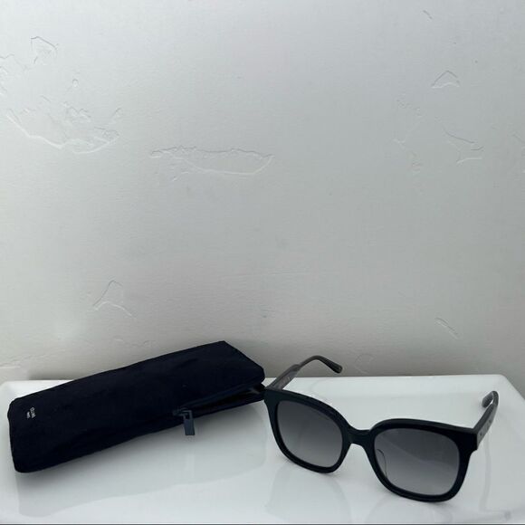 NWOT Bottega Venetta Sunglasses unisex. Grey/smoke. 100% authentic designer. - Picture 8 of 16